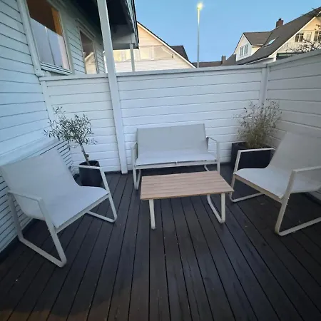 Lys Og Moderne Enebolig Naer Sentrum Og Ons Apartment